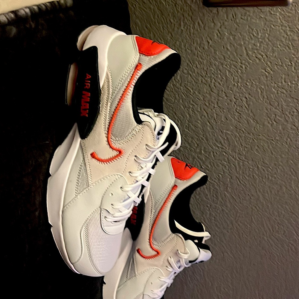 NIKE AIRMAX. SIZE 10.5.